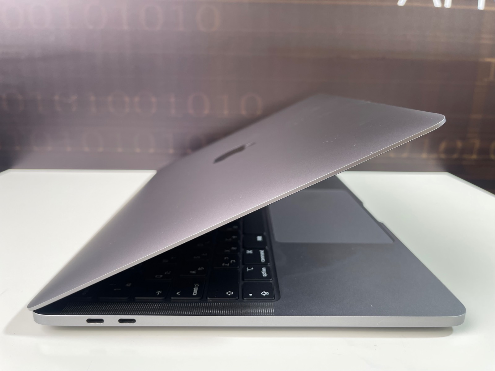 Macbook Pro 2022 M2, Ram 16GB, SSD 256 Gb  13,3 inch USED .Touch Bar + Touch ID