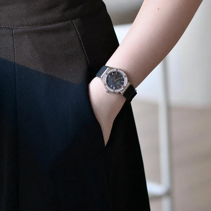 CARNIVAL Nữ Form Hublot