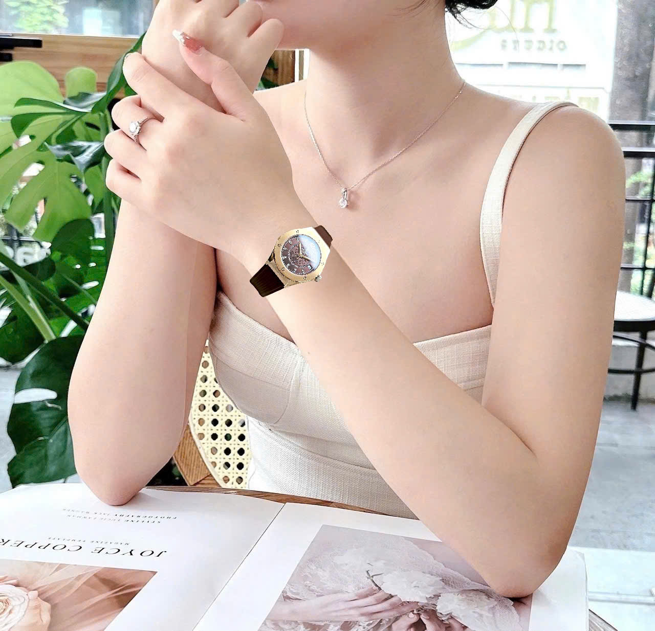 CARNIVAL Nữ Form Hublot