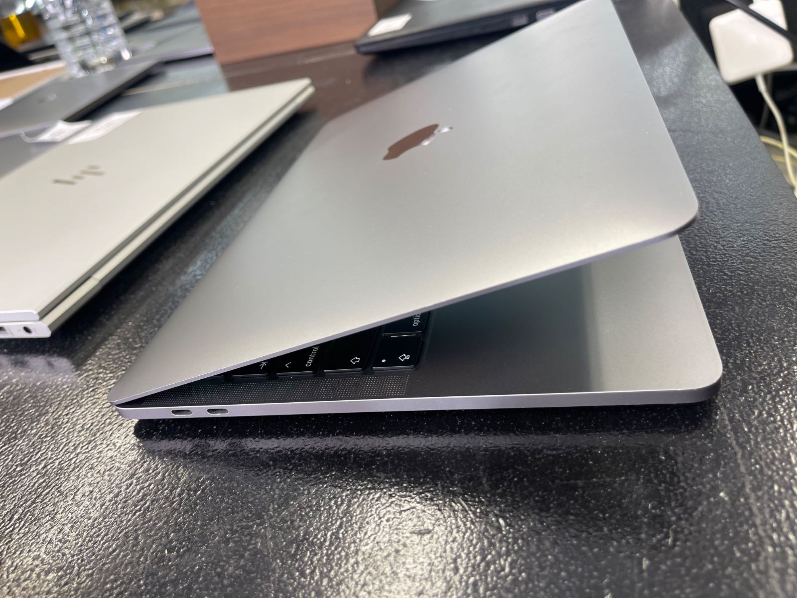 Macbook Pro 2020 i5, Ram 16GB, SSD 500 Gb  13,3 inch USED .Touch Bar + Touch ID