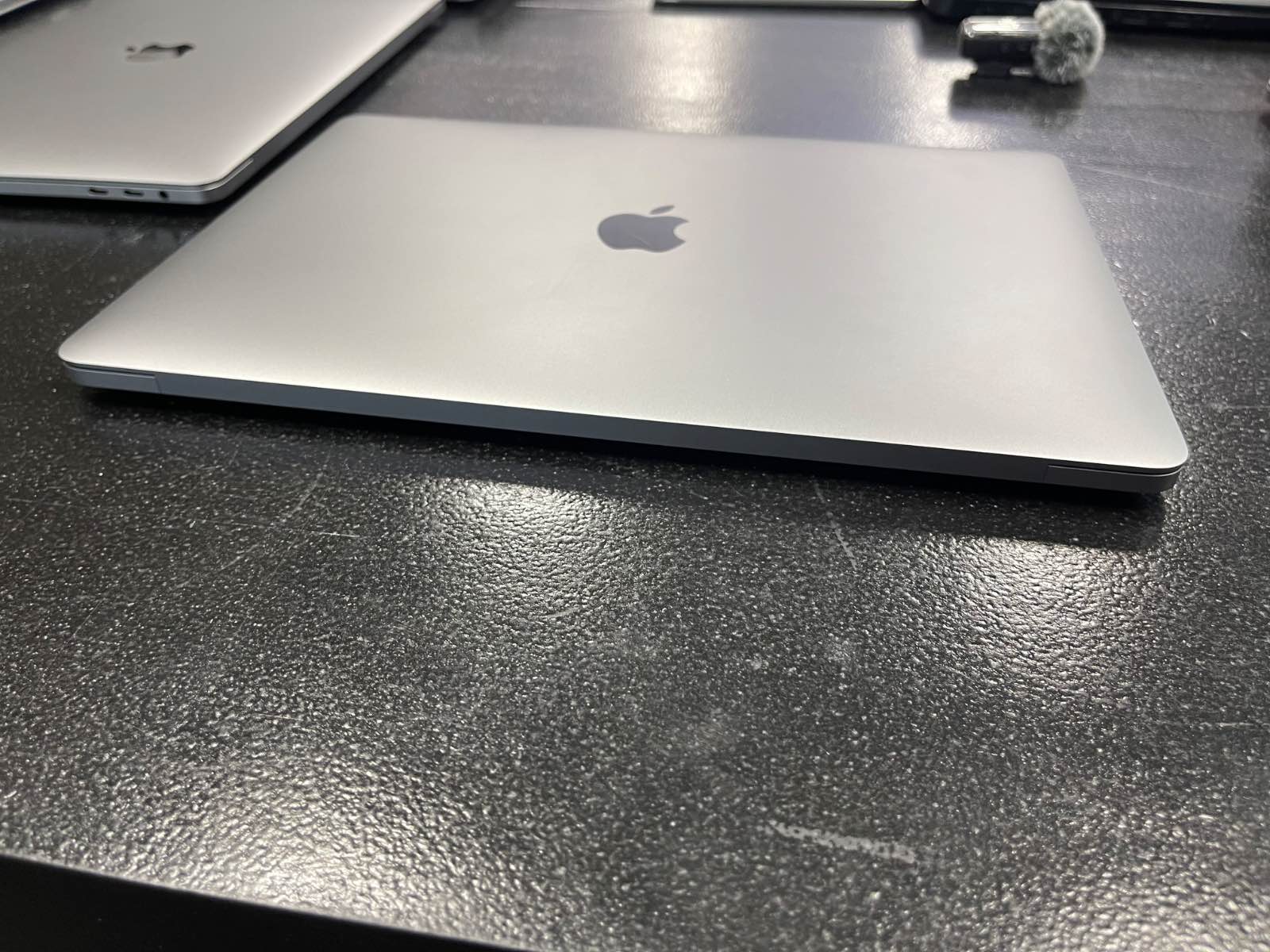 Macbook Pro 2020 i5, Ram 16GB, SSD 500 Gb  13,3 inch USED .Touch Bar + Touch ID